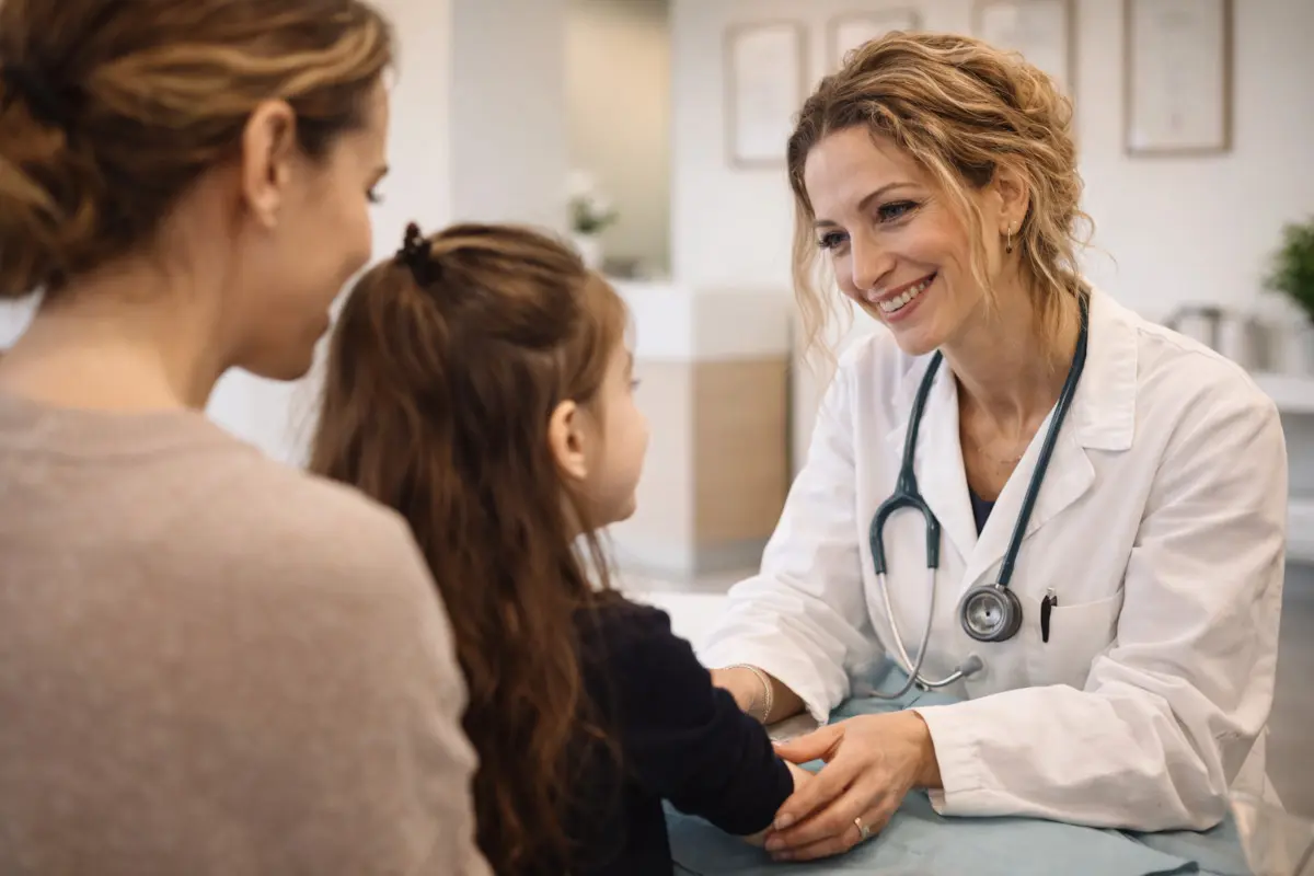 Visita allergologica pediatrica — bambina durante la visita specialistica a Roma